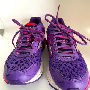 Mizuno size 6 women’s sneakers